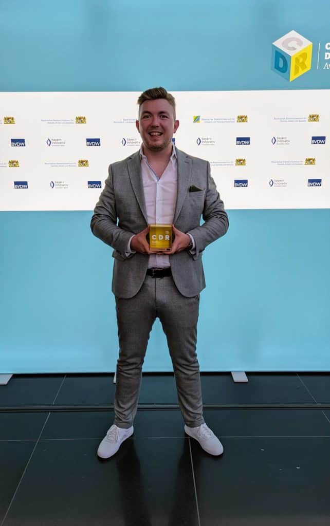 Gründer Benjamin Desche mit CDR Preis in der Hand